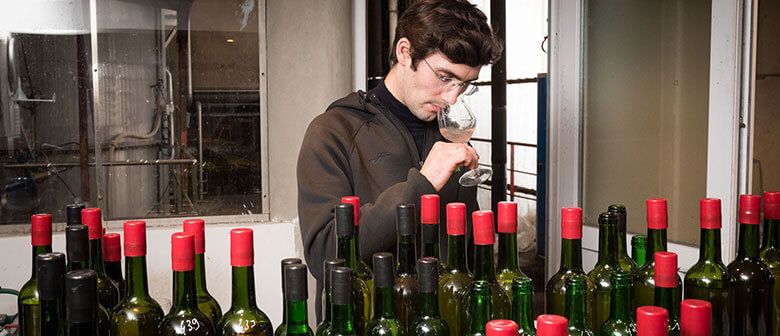 La démarche contrôle qualité des œnologues et équipes de cavistes en charge de produire les vins de cépages, des vignerons Montagnac Domitienne